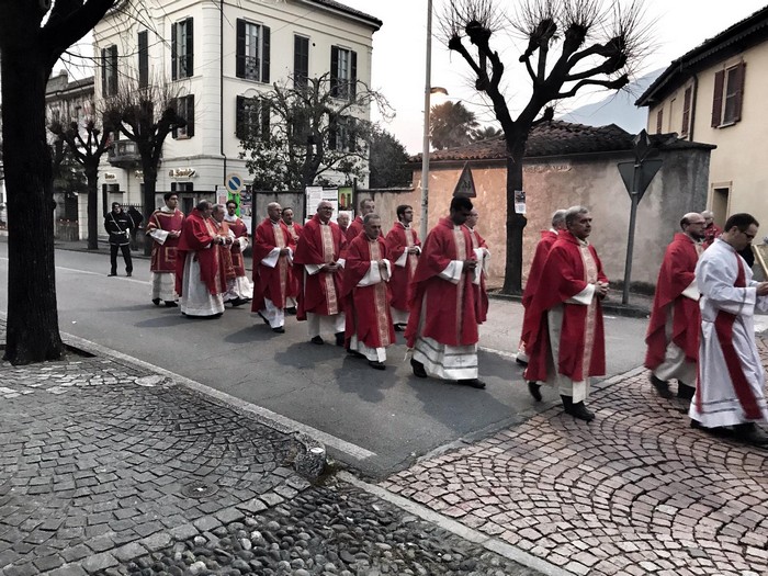 La devozione di Cannobio nella processione dei lumineri (foto)