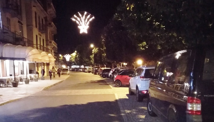 La piazza diffusa di Pallanza è un parcheggio selvaggio anche a dicembre