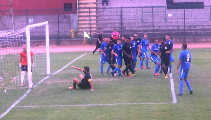 Lo Stresa si fa male da solo: il Borgosesia ribalta il 2-0 e inguaia i blues