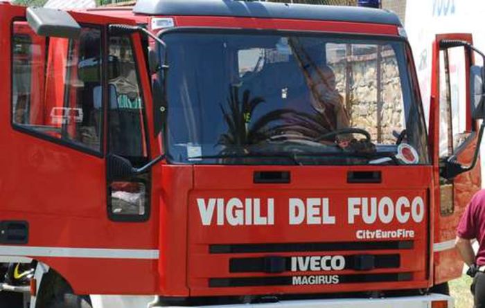 Il vento della vigilia di Natale fa danni a piante e al porto di Pallanza 