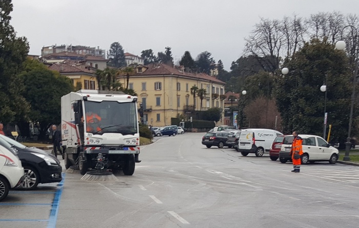 Fuoriuscita di carburante sulla piazza a lago