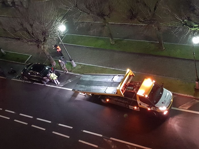 Tampona un’auto che sta posteggiando e fugge