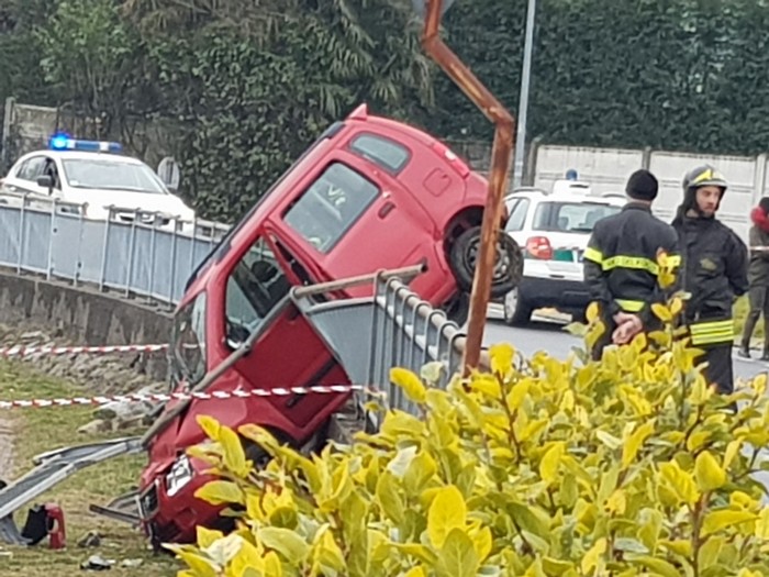 Dritto in curva, sfonda le barriere e finisce oltre la statale (foto e video)