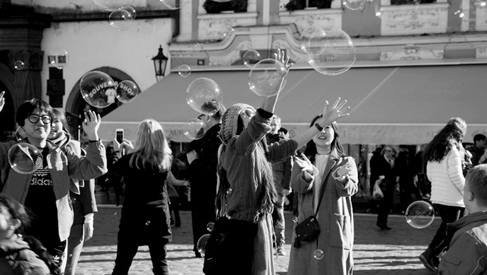 Gli scatti “di strada” nella mostra fotografica di Valentina Moretti