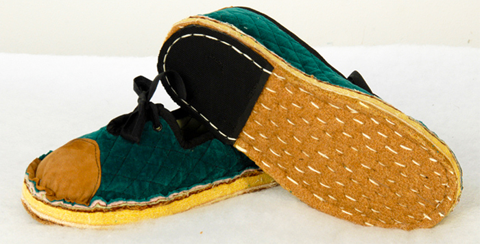 Tutto esaurito il corso per imparare a confezionare le tradizionali scarpe vigezzine