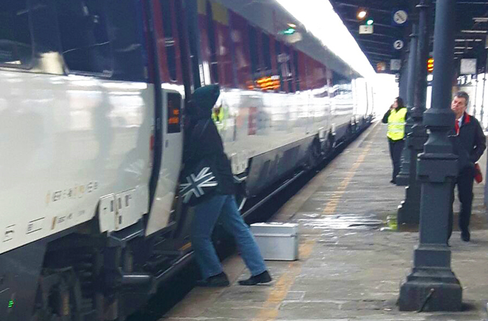 Fatto scendere dal treno per la Svizzera, inveisce e prende a calci la porta del vagone