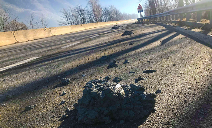 Camion perde fango in superstrada tra Villa ed Anzola