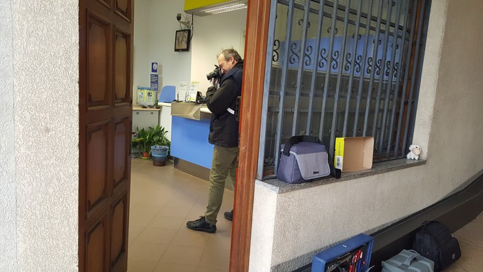 Uno finge un malore e l’altro ruba la “cassa”: il colpo in posta frutta 14.000 euro (foto)