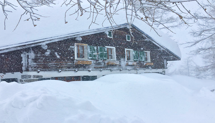 Record di neve al rifugio Zamboni, tre metri di fresca da terra