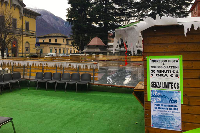Pronta per l'apertura la pista di ghiaccio davanti alla Stazione