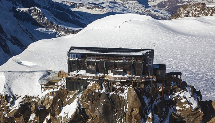 Sposarsi sul Monte Rosa, nel rifugio più alto d'Europa. E' possibile, ma bisogna salire a piedi...