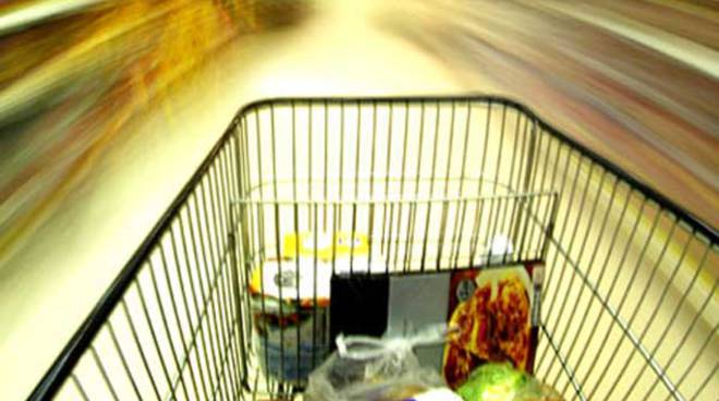 Furbetto della spesa al supermercato si “dimentica” 500 euro di merce, denunciato