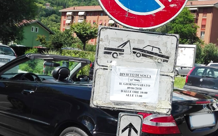 Il divieto di posteggio c'è, ma non esiste... Niente multe alle auto in sosta