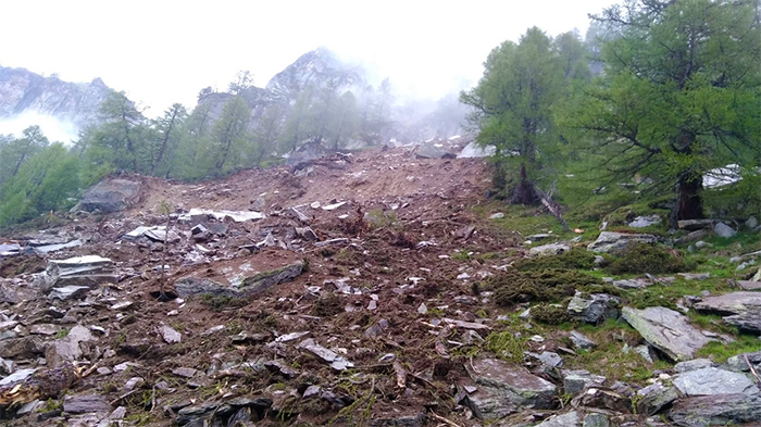 Frana la montagna a Bugliaga. Travolte le strade consortili, si attendono i geologi