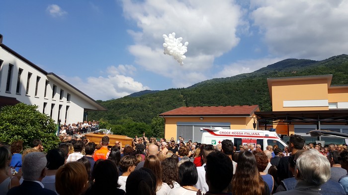 L’addio a Giacomo tra palloncini bianchi affidati al cielo e le note della fisarmonica