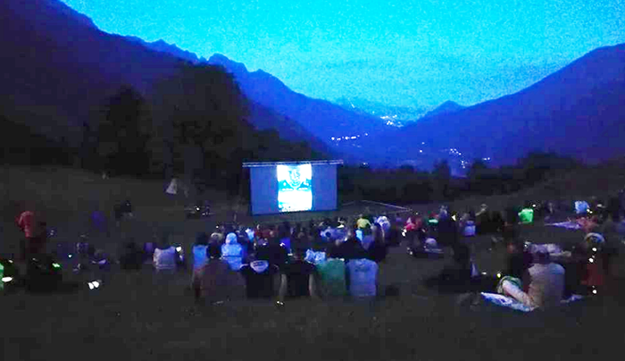 Proiezione in notturna sulle montagne della val Grande per “La terra buona”, oltre 200 ad assistere
