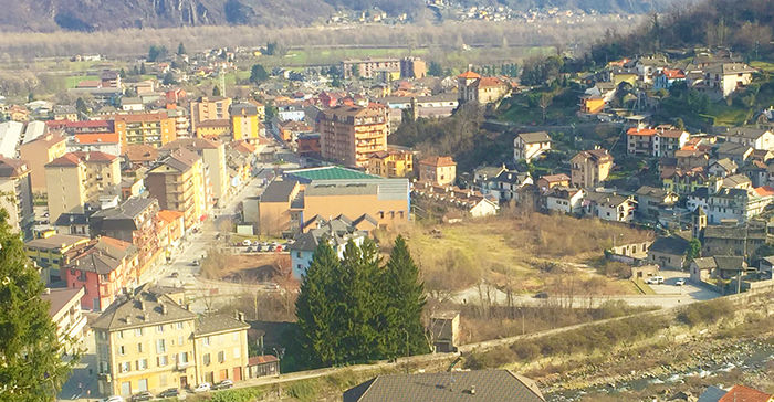 La “Ville Lumiere”... Lampioni a Villadossola accesi anche di giorno (e non è un disservizio)