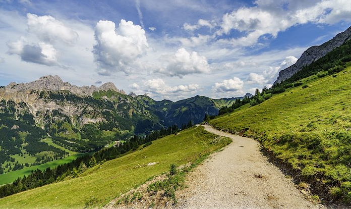 Alpi: Legambiente assegna 15 bandiere verdi per la sostenibilità ambientale, 6 quelle nere