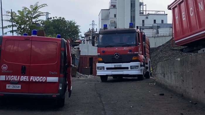 Principio d'incendio nel deposito di rottami
