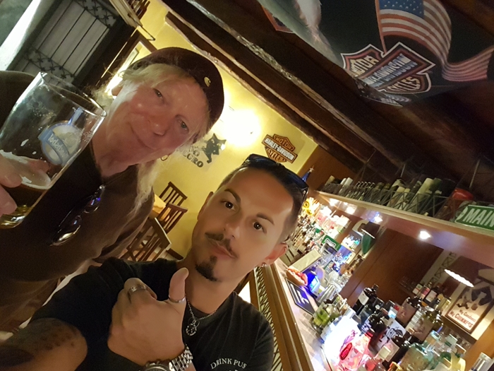 Heavy metal sul Verbano: il chitarrista degli Iron Maiden si beve una birra a Stresa