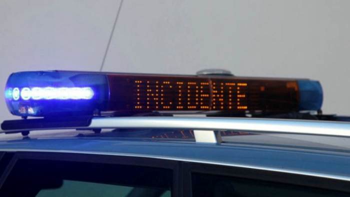 Scoppia uno pneumatico, Tir sbanda in autostrada zigzagando per quasi 90 metri