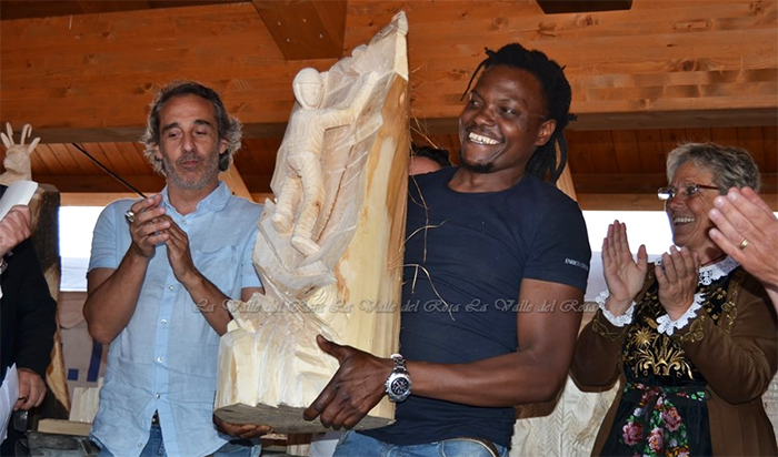 Dal Kenya a Macugnaga. Adam Kambi vince il concorso di scultura in legno. Fotogallery