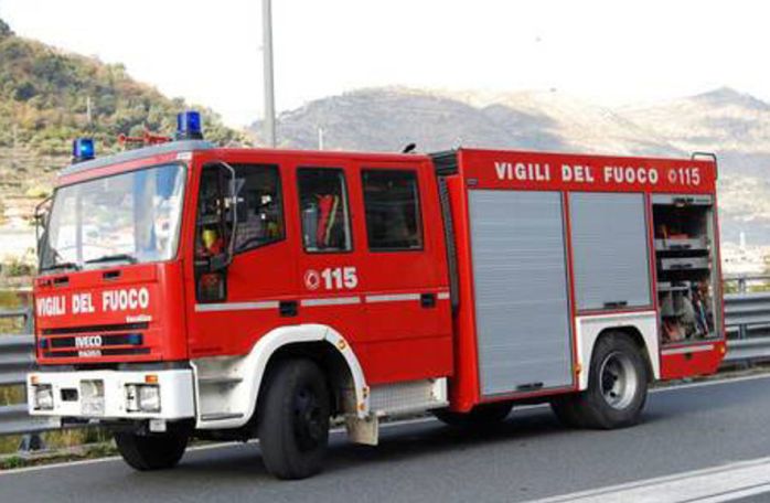 Auto divorata dalle fiamme in autostrada, si salva il conducente