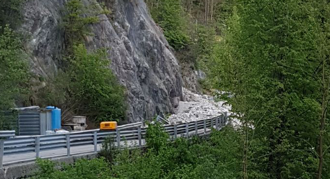 Frana di Re sulla 337, posa delle reti paramassi e sgombero del materiale franato con le mine