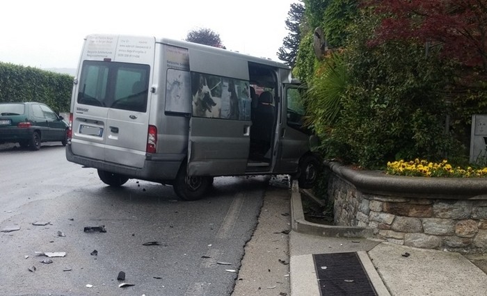 Frontale sulla provinciale: pulmino contro un muro, auto nel giardino d’una casa (foto)