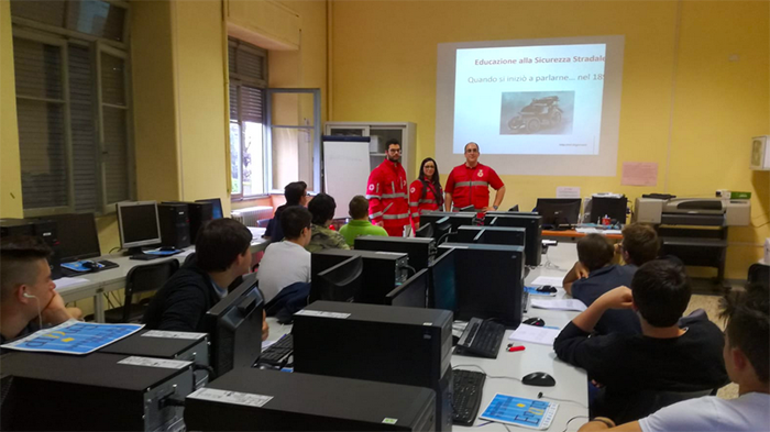 Sicurezza stradale e primo soccorso, incontro all'Enaip con la Croce Rossa