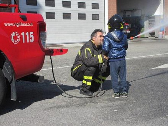 Studenti a lezione dai vigili del fuoco (foto)