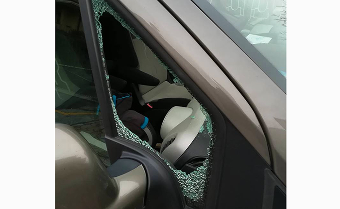 Buca la gomma, spacca il vetro e ruba dall'auto posteggiata