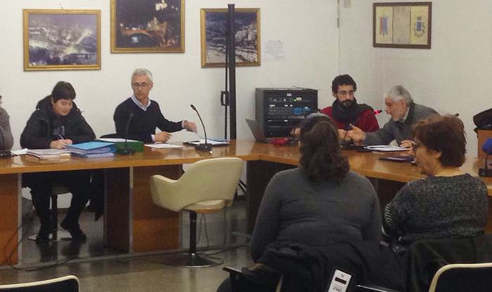 Villa approva il bilancio, critiche dall'opposizione per marciapiedi, acqua e piano neve