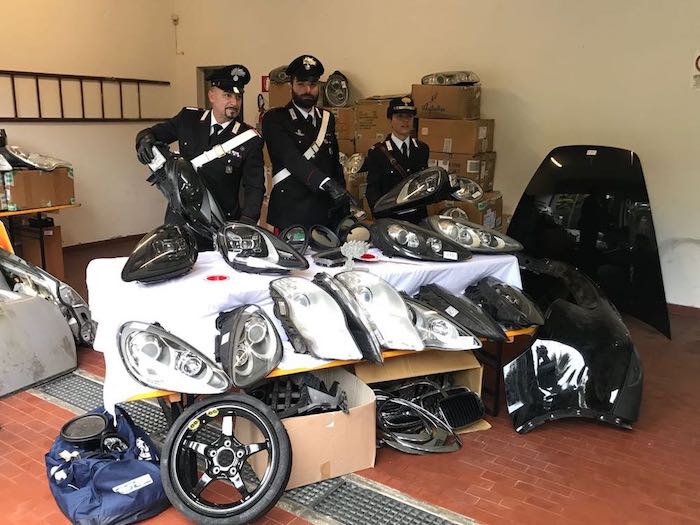 Incastrato dai CC il ladro nei fanali delle Porsche: 26 i furti commessi sul lago - Foto