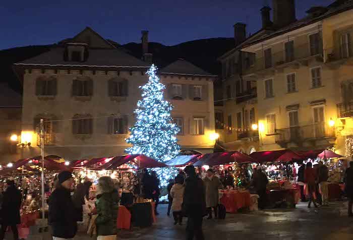 Avevano preso a calci le palline dell'albero in piazza Mercato: pentiti, risarciranno il Comune con 200 euro