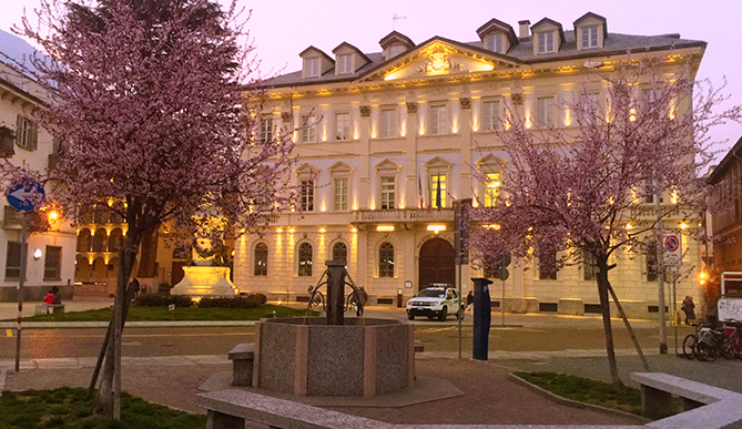 Municipio domese illuminato d'arancione contro la violenza di genere