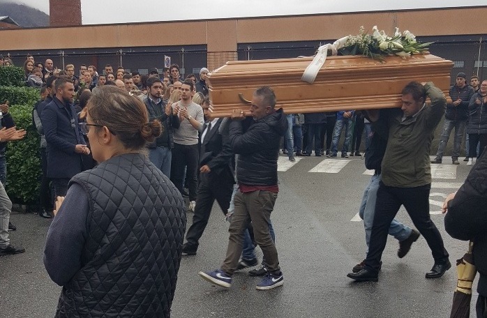 L’ultimo straziante saluto al “giaguaro” Michael in musica e tra i palloncini
