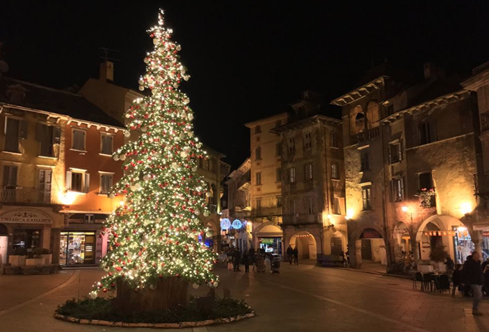 Atmosfere di Natale a Domo: acceso l'albero in piazza Mercato