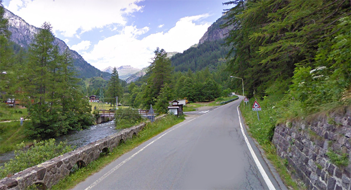 Ancora chiusa la strada dell'alta Formazza, sassi sulla carreggiata