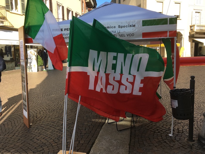 Forza Italia presenta in piazza la sua contromanovra