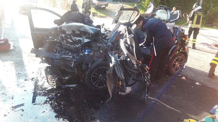Terribile scontro frontale tra due auto. Conducente elitrasportato al Dea Novara