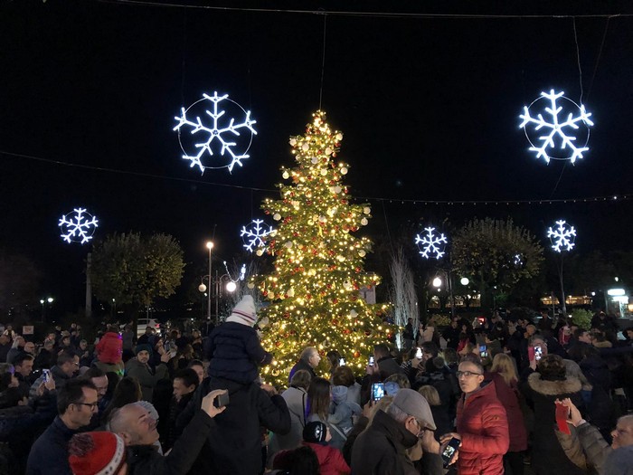 Intra “accende” il Natale (foto)