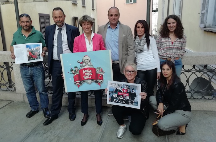 Un Babbo Natale operaio a bordo del Delfino. Il Battello delle feste torna ad Intra