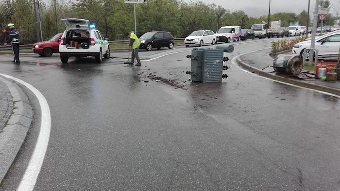 Camion perde carico alla rotonda per Crevola: traffico a rilento