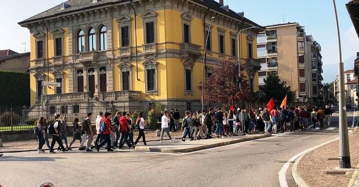 Il corteo dei Giovani democratici in difesa di treni e bus: tornino le corse serali soppresse