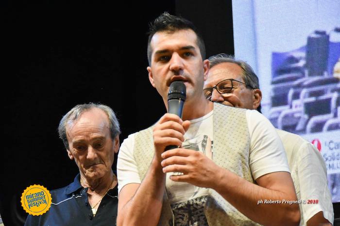 Due carrozzine all'Anffas VCO, dono del Cantante della Solidarietà