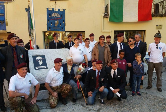 Nel loro 50° i paracadutisti donano una fontana alla città (foto) 