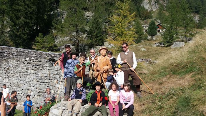 Antrona, successo per la festa del Servitur. Inaugurata la statua al piccolo alpigiano