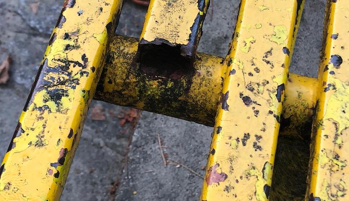 Parco via Trieste: panchine rotte e pericolose, le mamme ne chiedono la sostituzione
