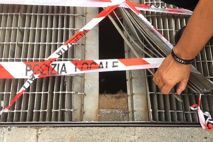 Autobus tedesco spacca una griglia del Movicentro